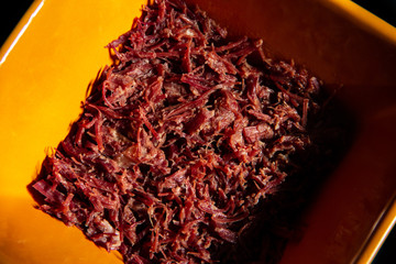 Carne seca desfiada servida na travessa quadrada