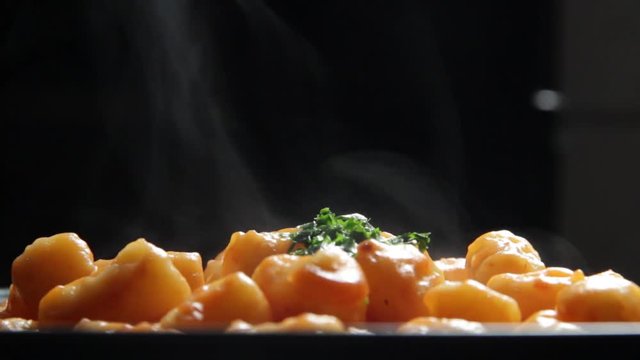 Nhoque de batata caseira com salsa, saindo fuma&ccedil;a
