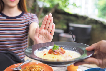 Women push dishes that are thought to be a mixture of fat trans fat. Lose weight do not eat flour