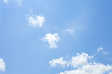 Céu azul com poucas nuvens brancas