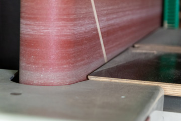 Schleifmaschine in einer Schreinerei / Tischlerei wartet auf zu schleifendes Holz