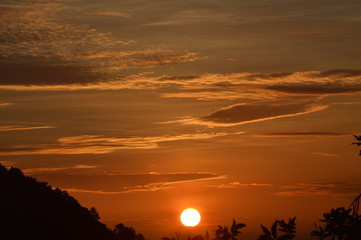 Obraz premium Sol de amanecer, despertar de la conciencia del mundo 