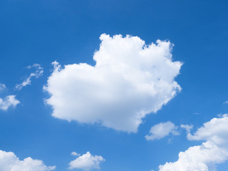 Obraz na płótnie Canvas ハート形の雲