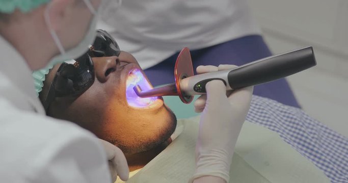 dentist fill tooth cavity with ultraviolet filling
