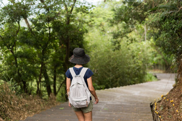 Obraz premium Asian woman hiking