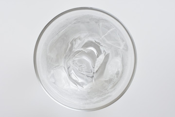 氷と水が入ったグラス