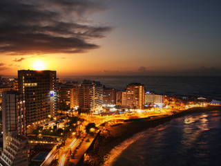 Wunderschöner Sonnenuntergang in Puerto de la Cruz auf Teneriffa 