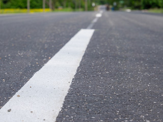 schwarze Asphalt Straße und weiße Linie