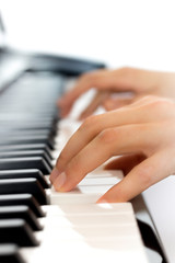Obraz premium hands on piano keyboard