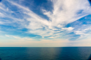 Obraz premium . białe puszyste chmury na niebieskim niebie