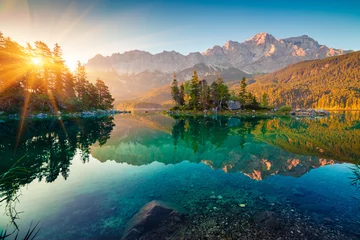 Poster Indrukwekkende zomerzonsopgang op het Eibsee-meer met de Zugspitze-bergketen. Zonnige openluchtscène in Duitse Alpen, Beieren, Duitsland, Europa. Schoonheid van de natuur concept achtergrond. © Andrew Mayovskyy