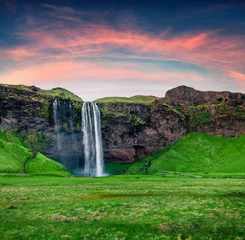 Gardinen Herrlicher Morgenblick auf den Seljalandfoss-Wasserfall am Seljalandsa-Fluss. Großer Sommersonnenaufgang in Island, Europa. Schönheit des Naturkonzepthintergrundes. © Andrew Mayovskyy