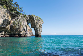 Fototapeta premium arco formado por la acción del mar en un acantilado
