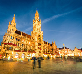 Obraz premium Awesome evening view of Marienplatz - City-center square & transport hub with towering St. Peter's church, two town halls and a toy museum, Munich, Bavaria, Germany, Europe.