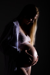 Schwangere Frau im 9. Monat