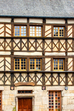 Moncontour. Tr&egrave;s vieille maison &agrave; colombages dans le centre historique . C&ocirc;tes-d'Armor. Bretagne
