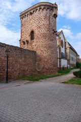 Fototapeta na wymiar Turm in der alten Stadtmauer von Obernai im Elsass