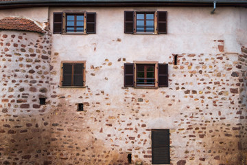 Fototapeta na wymiar Altes Gebäude in der Stadtmauer von Obernai/Elsass/Frankreich