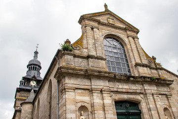 Fototapeta na wymiar Moncontour. Clocher de l'église saint Mathurin. Côtes-d'Armor. Bretagne