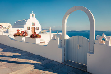 Obraz premium Stunning morning view of Santorini island. Gorgeous spring scene of the famous Greek resort Thira, Greece, Europe. Traveling concept background.