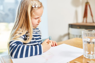 Obraz na płótnie Canvas Kleines Mädchen beim Malen von Haus