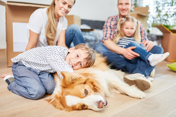Junge mit einem Hund als bester Freund