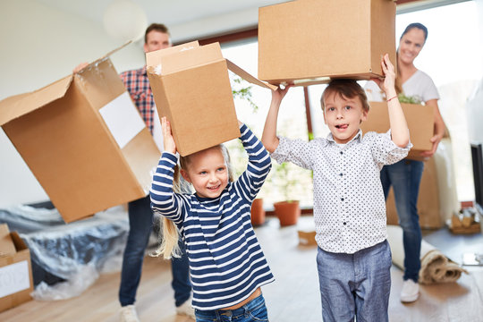 Familie und Kinder tragen Umzugskartons