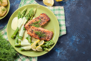 Baked salmon with asparagus and hollandaise sauce