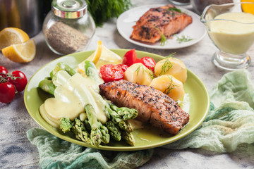 Baked salmon with asparagus and hollandaise sauce