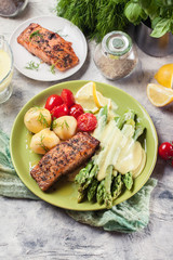 Baked salmon with asparagus and hollandaise sauce