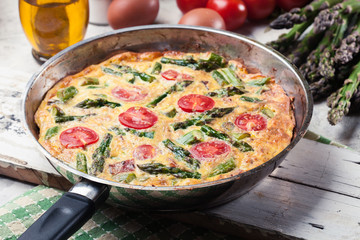 Frittata made of eggs, asparagus and tomatoes