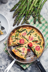Frittata made of eggs, asparagus and tomatoes