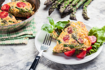 Frittata made of eggs, asparagus and tomatoes