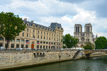 Fototapeta na wymiar PARIS, FRANCE - 25.05.2018:View of the Hotel-Dieu building. Is the oldest hospital in the city of Paris. It was the only hospital in Paris until the Renaissance