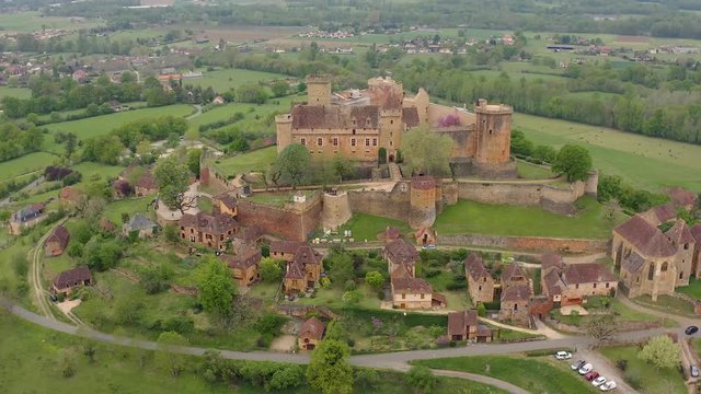 The construction of the castle Castelnau-Bretenoux began about 1100, under Hugues, baron of Castelnau, who built a wall around his manor. He was dynasty of Castelnau
