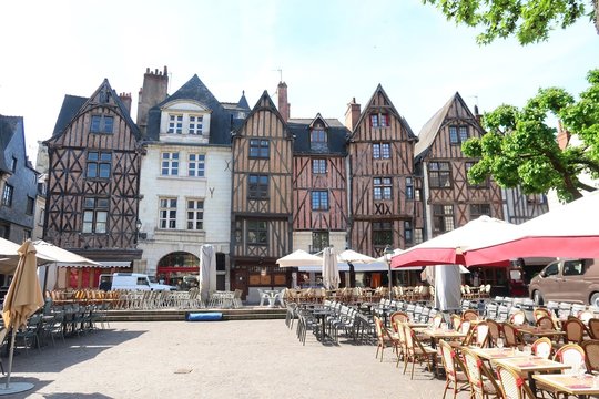 Ville de Tours, vieilles maisons à colombages et terrasses de restaurants sur la place Plumereau (France)
