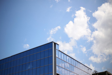 Obraz na płótnie Canvas Reflection of Sky and cloud on glass building