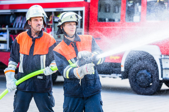 Feuerwehrleute l&ouml;schen einen Brand