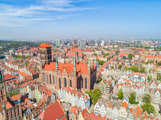 Krajobraz turystycznej części miasta Gdańsk. Stare miasto z lotu ptaka z Bazyliką Mariacką i ...