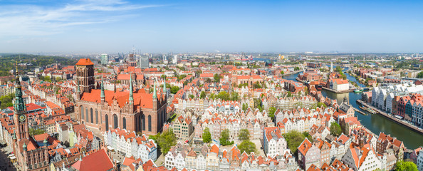 Panorama z lotu ptaka. Gdańsk - stare miasto z widoczną Bazyliką Mariacką, starymi kamienicami...