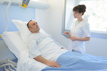Obraz na płótnie Canvas nurse visiting the recovering patient