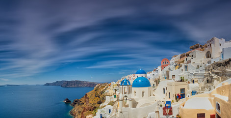 Obraz premium Wioska Oia na wyspie Santorini o zachodzie słońca w Grecji