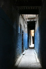Dunkle Gasse in Marrakesh