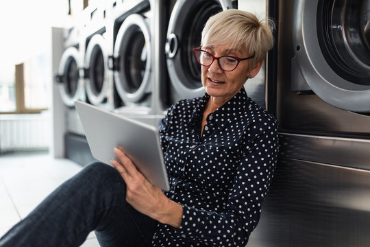 Surfing the net makes waiting enjoyable - Powered by Adobe