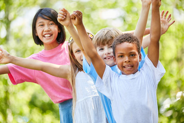 Jubelnde Kinder im internationalen Kindergarten