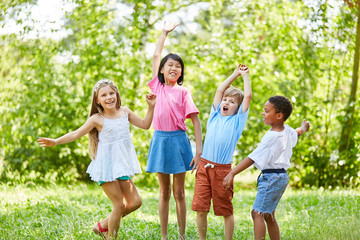 Fototapeta premium Fröhliche Gruppe Kinder im Park