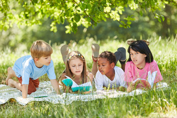 Fototapeta premium Multikulturelle Gruppe Kinder lernt zusammen