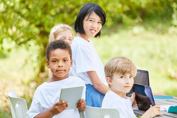 Multikulturelle Gruppe Schüler im Computerkurs