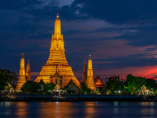 Fototapeta premium Temple of Dawn - Wat Arun o zachodzie słońca (Bangkok, Tajlandia)