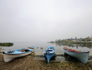 Naklejka premium Lake boat fog travel landscape 